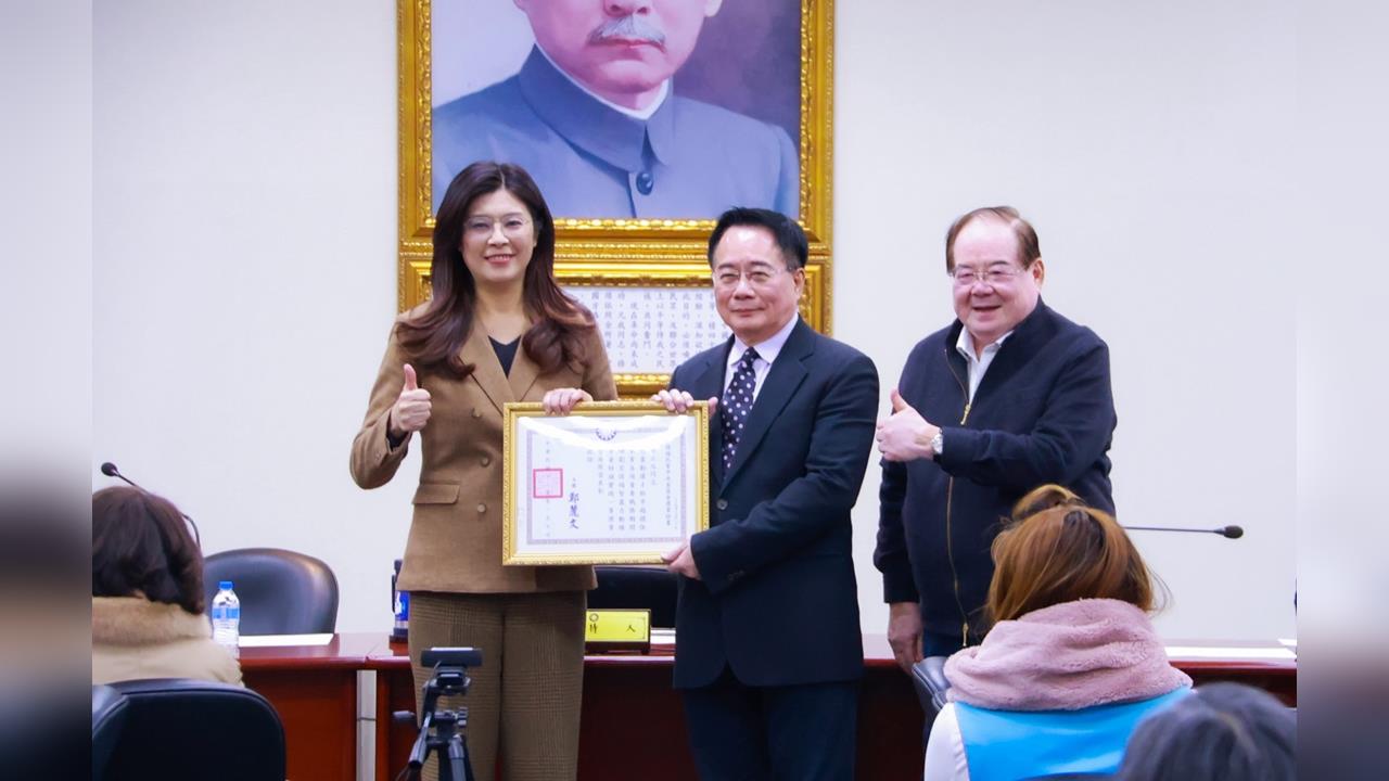 稱帶勳入獄！蔡正元即將服刑　鄭麗文親頒獎章喊：永遠堅持對的事