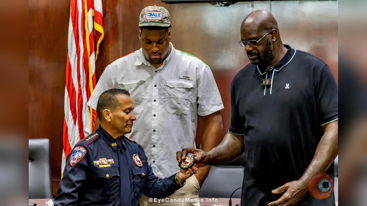 身高221公分巨漢不打籃球堅持當警察！名人堂傳奇「俠客」資助他圓夢