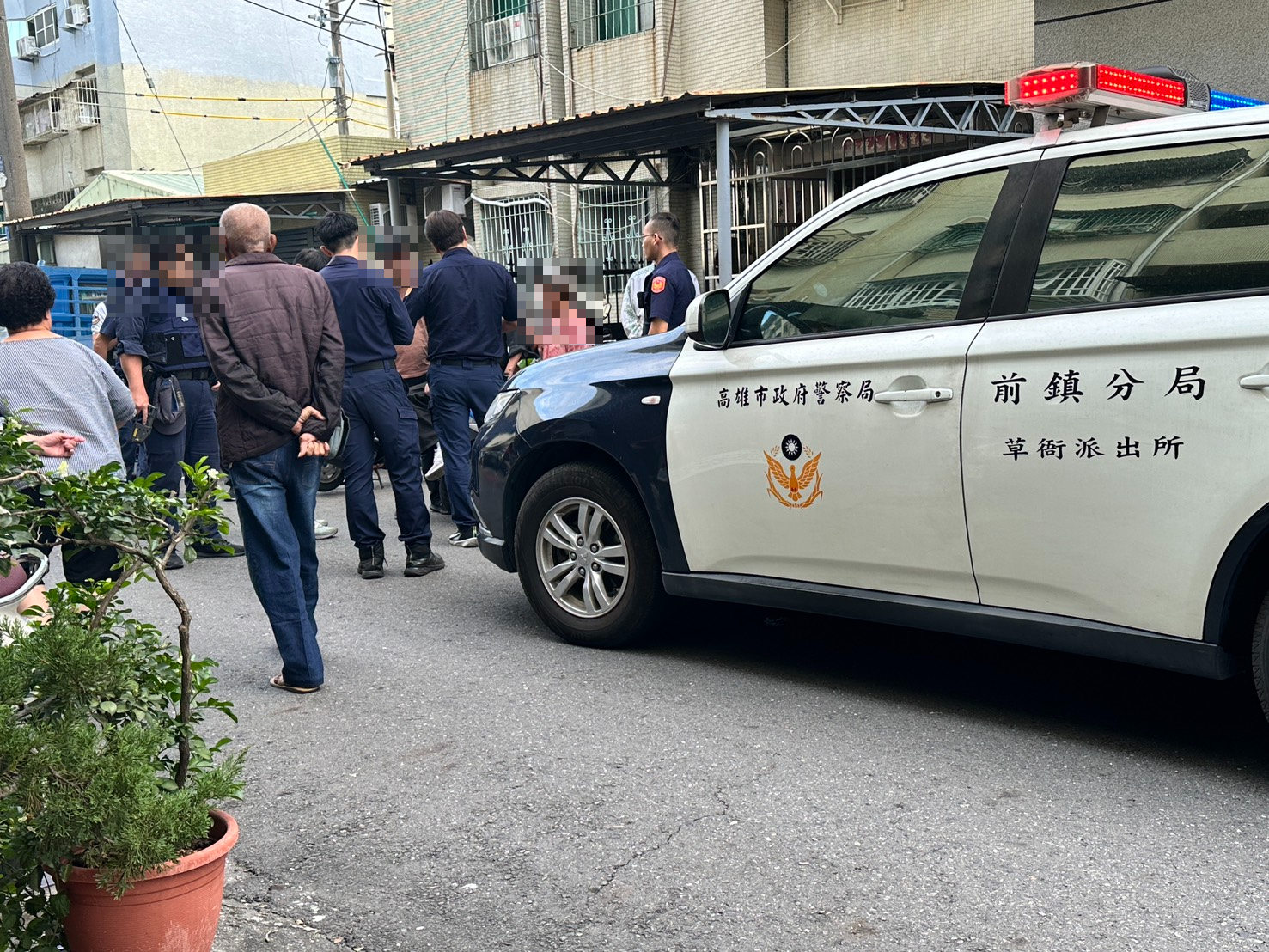 高雄男子情緒失控持刀嚇壞鄰居！警方及...