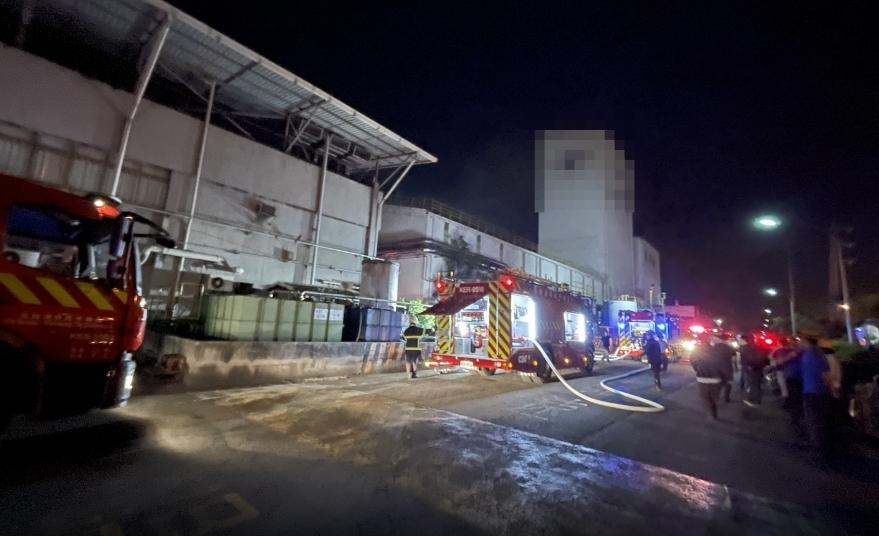 深夜驚魂！高雄老牌鋼鐵廠突竄火光　50名員工驚險逃生