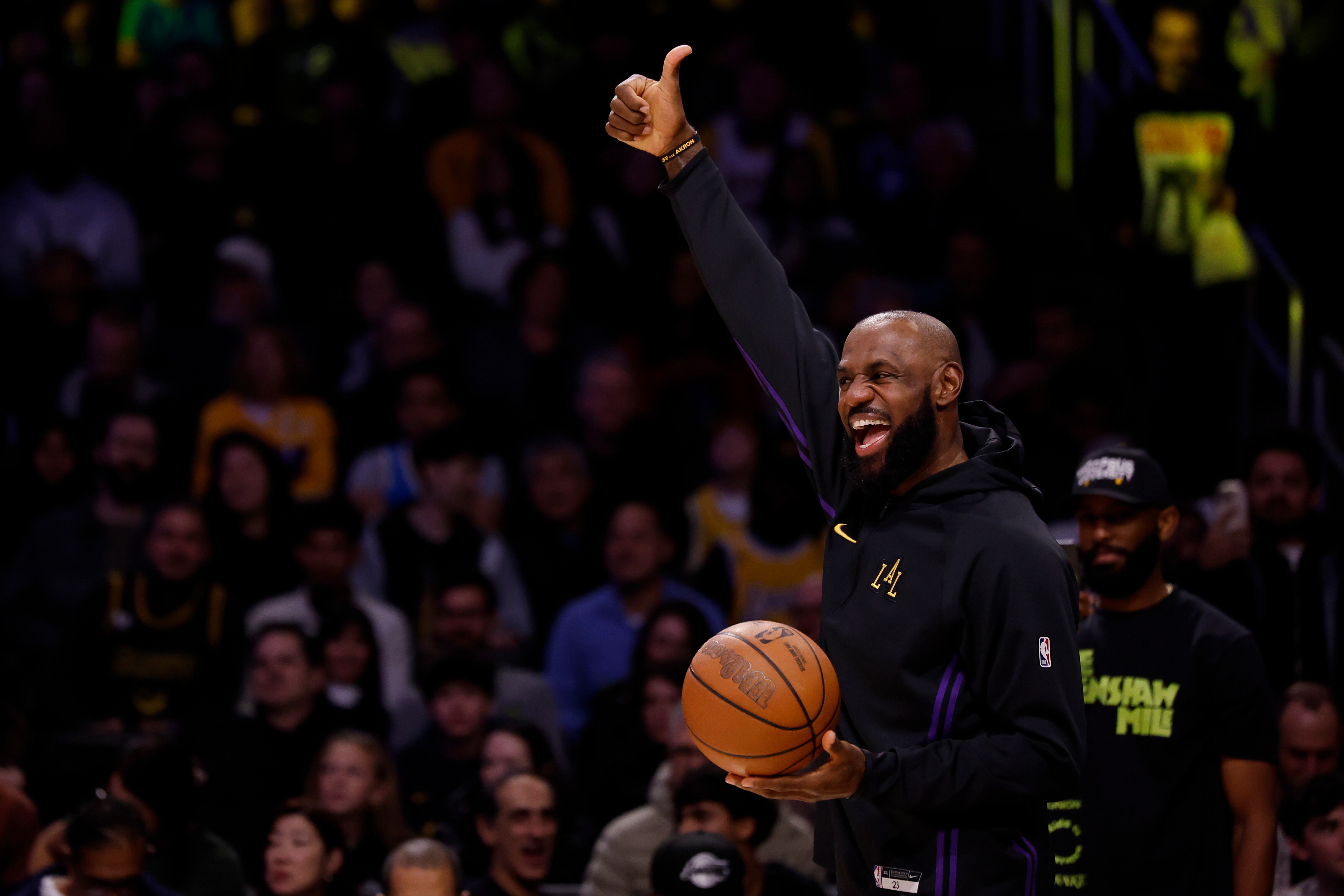 NBA/湖人新秀「低音砲」獻唱、艾頓當指揮！詹皇笑納生日蛋糕