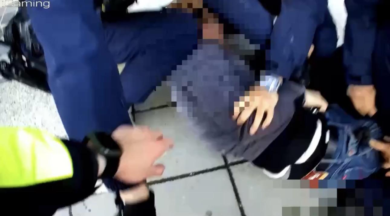 影/蘆洲毒蟲拒檢咬傷員警　遭強勢壓制逮捕搜出毒品