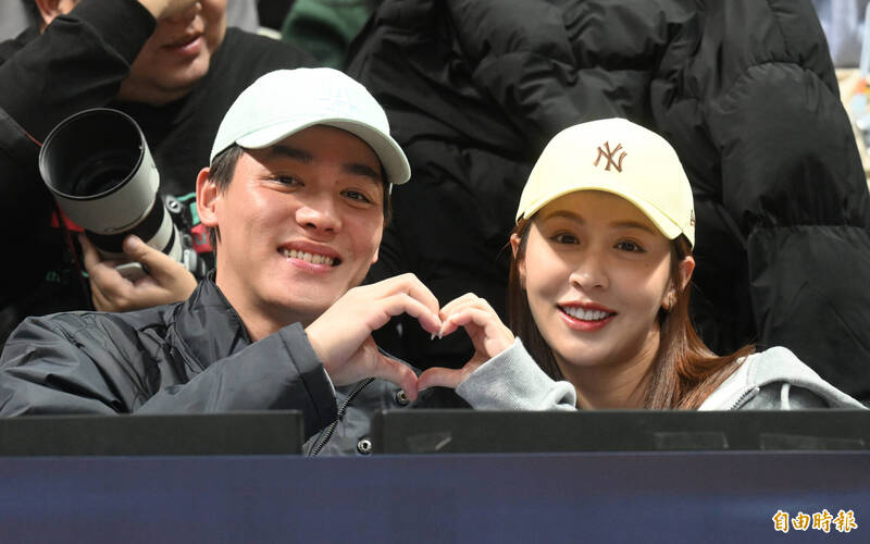 TPBL》好閃！陳晨威與愛妻啾啾現身特攻主場 宋晟睿送上紀念海報