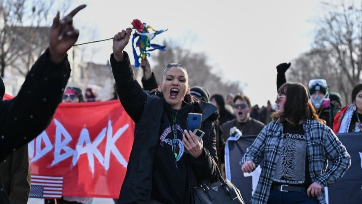 「滾出明尼蘇達州！」美ICE幹員擊斃女子引發示威　州長駁斥川普政府「自衛」之說、下令國民兵戒備