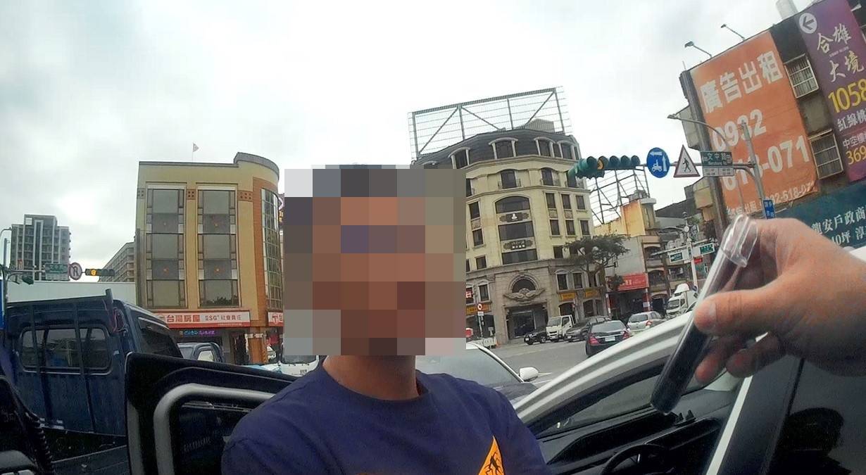 男子狂歡後毒駕昏睡車道回堵 警敲窗還...