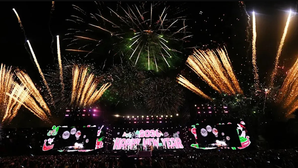 台東跨年最尷尬一幕！情侶接吻放閃　旁邊靦腆男反應成亮點