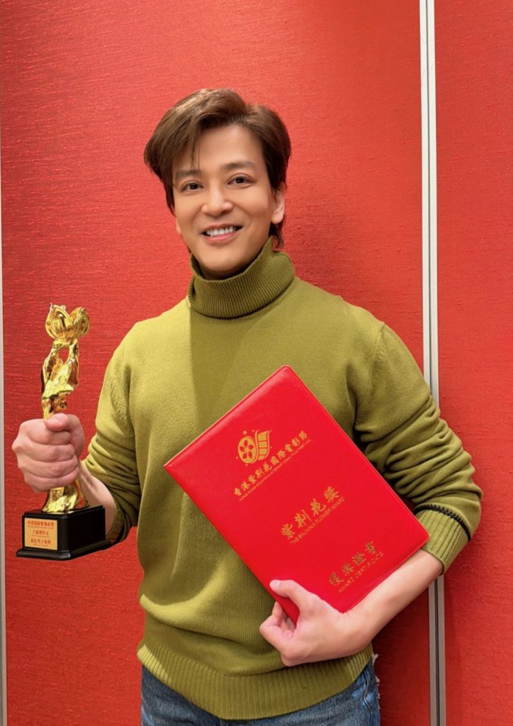 紫荊花影帝 陳曉東拿獎座當MIC