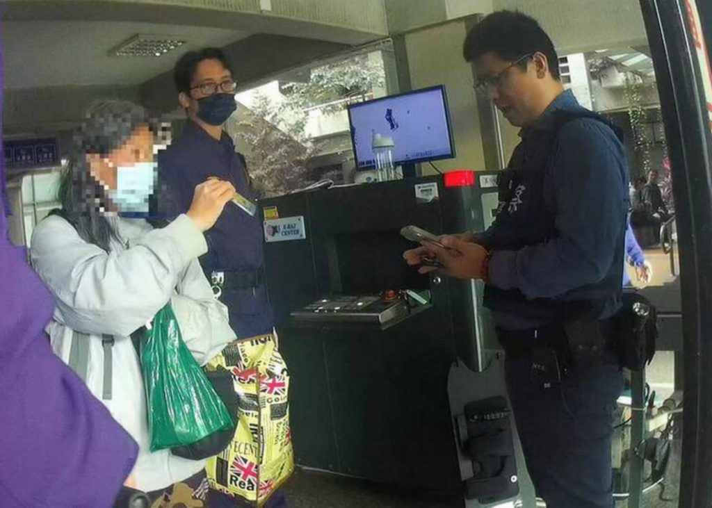 婦背包藏菜刀欲入台中地院 １０多名警著防彈背心盾牌到場帶回調查