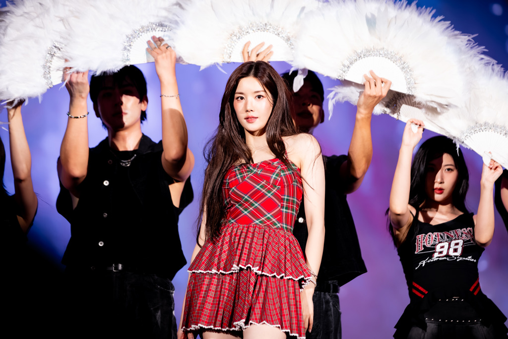 高雄跨年「水彈女王」權恩妃來了！超殺紅格紋馬甲性感熱舞