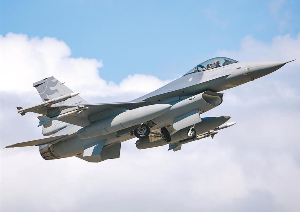 F-16V戰機飛行員無防寒衣 顧立雄承諾「3月前全數交貨」