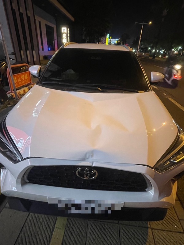 男與堂兄有嫌隙蓄意開車撞擊　肇事車輛車頭凹陷 (圖)
