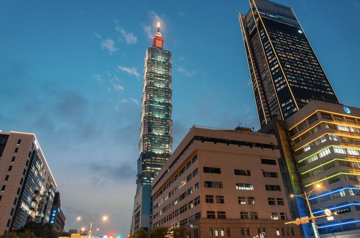 101跨年煙火估吸20萬人潮 8醫護站不夠！北市出動4組機動救護