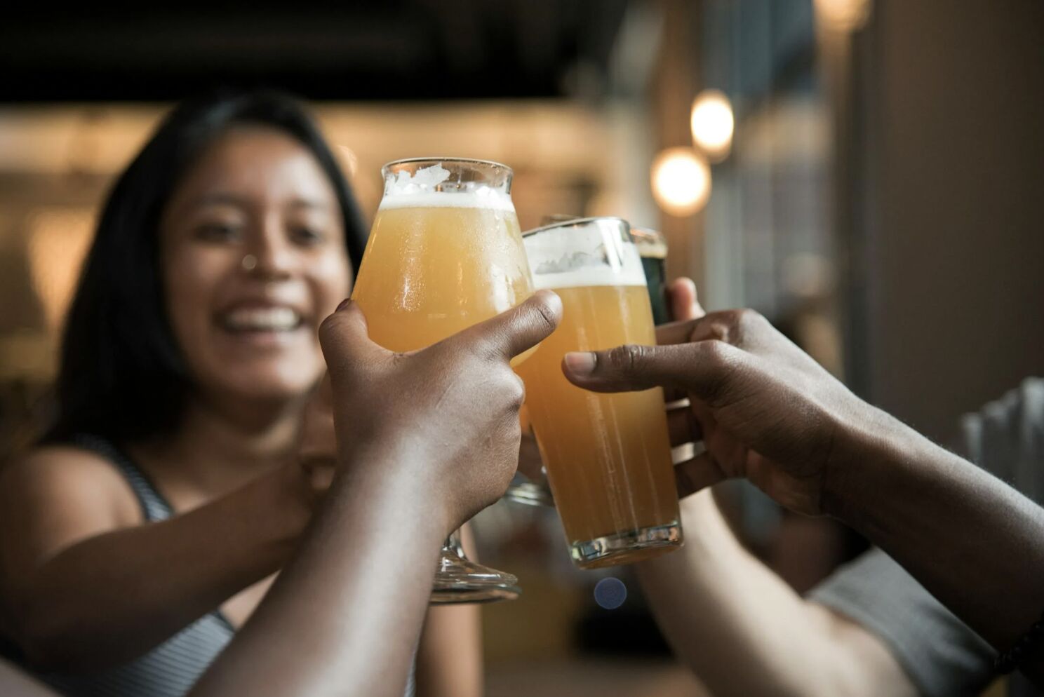 跨年夜又溼又冷 注意！醫曝「酒後一狀況」極易失溫增急症風險