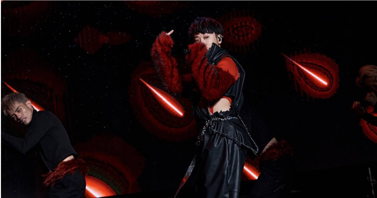 小賴無畏暴雨10度低溫　嫌衣服不夠辣「霸氣大挖洞」