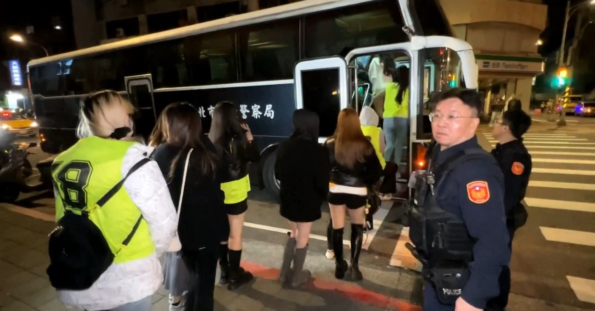 百家樂藏鬧區民宅！火辣短裙荷官遇攻堅...