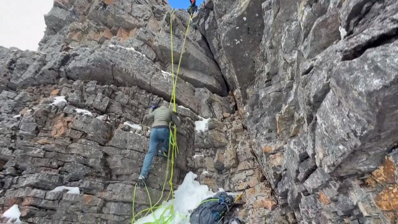 新加坡登山客獨攀百岳品田山受困 消防隊火速救援送醫