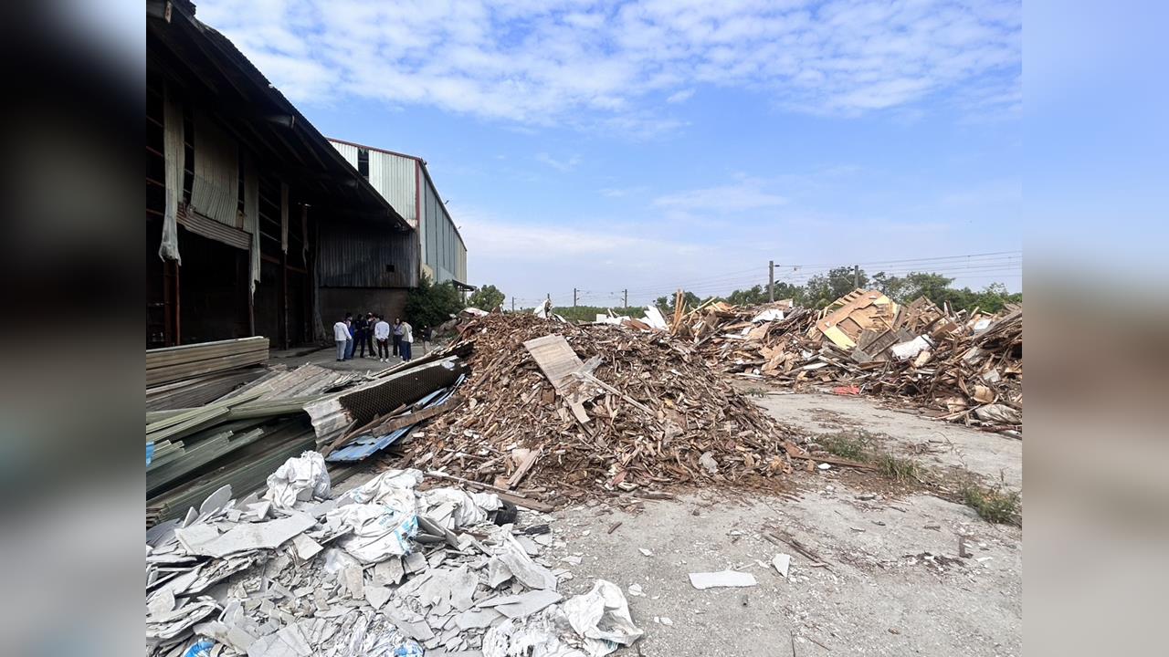 最新／高雄燕巢、田寮山坡地遭偷倒廢棄...