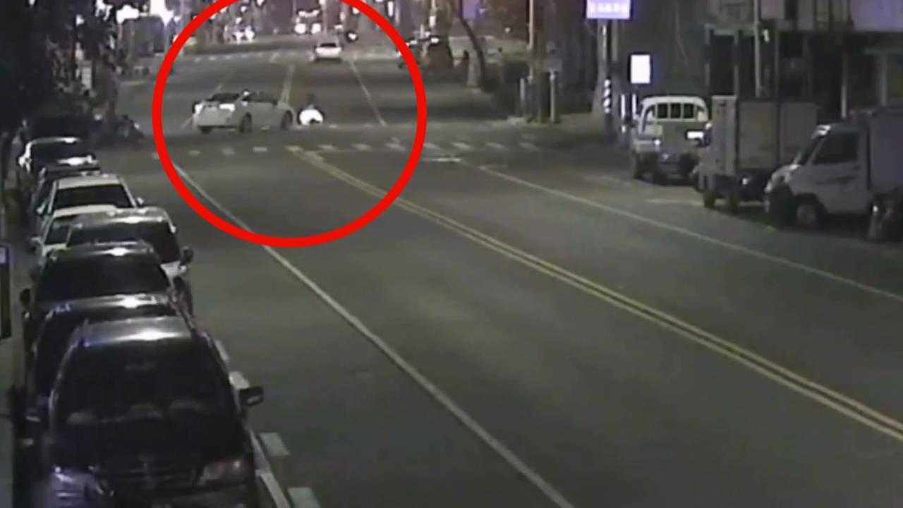 疑汽車左彎視線死角! 高雄女過馬路被...