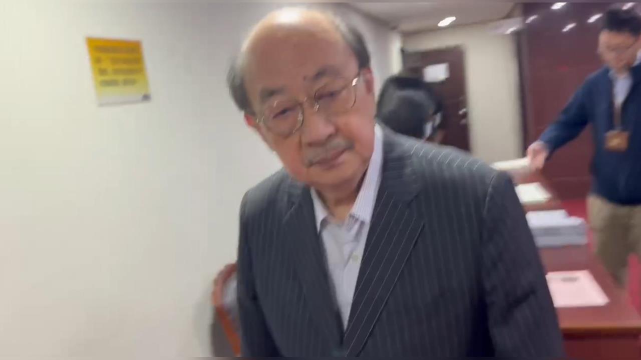 柯建銘下令出委？親赴盯立院排審《人工生殖法》修法　本人反應曝光