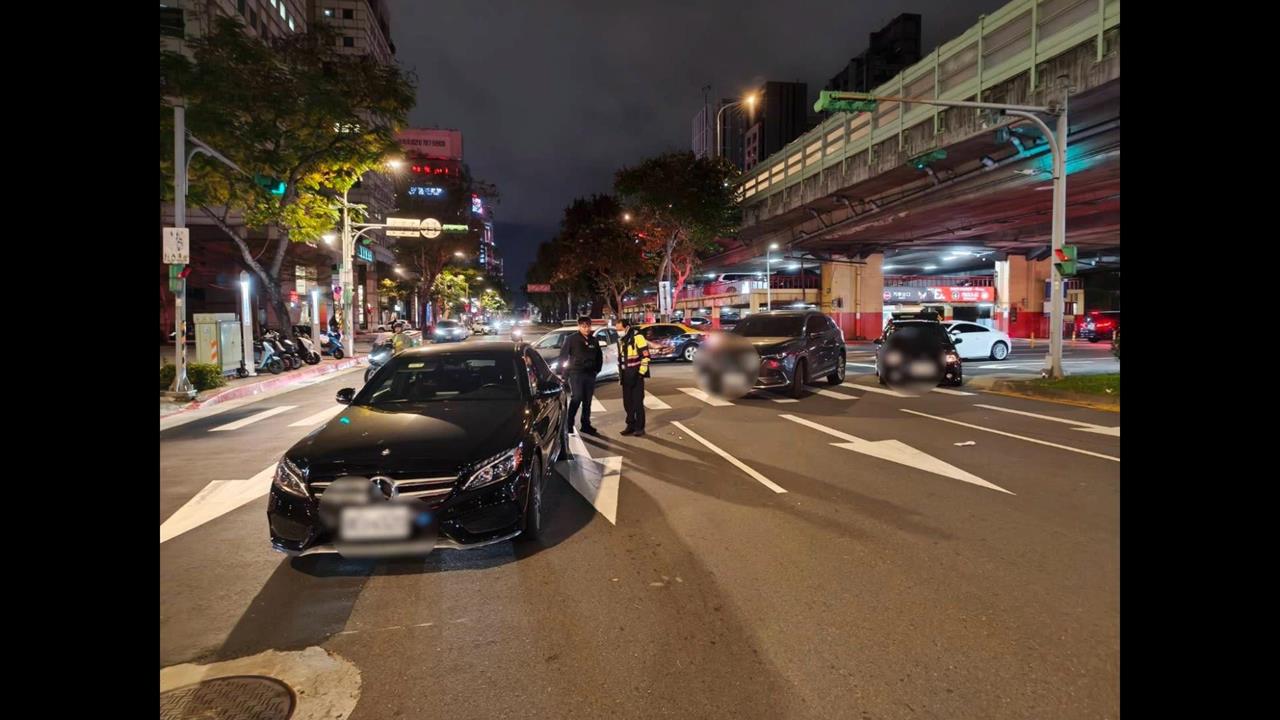 過馬路遭"2連撞"! 男遭撞倒再被後...