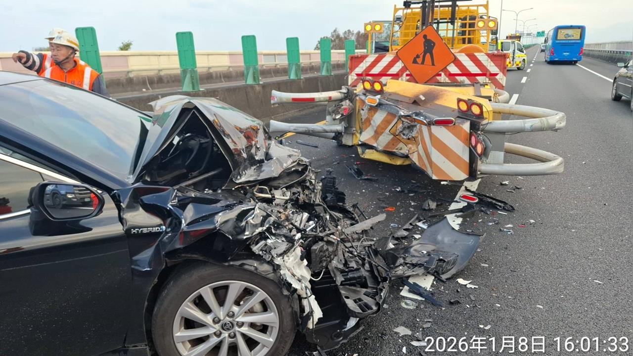 自動駕駛釀禍！國5轎車高速衝撞緩撞車　車頭全毀慘況曝