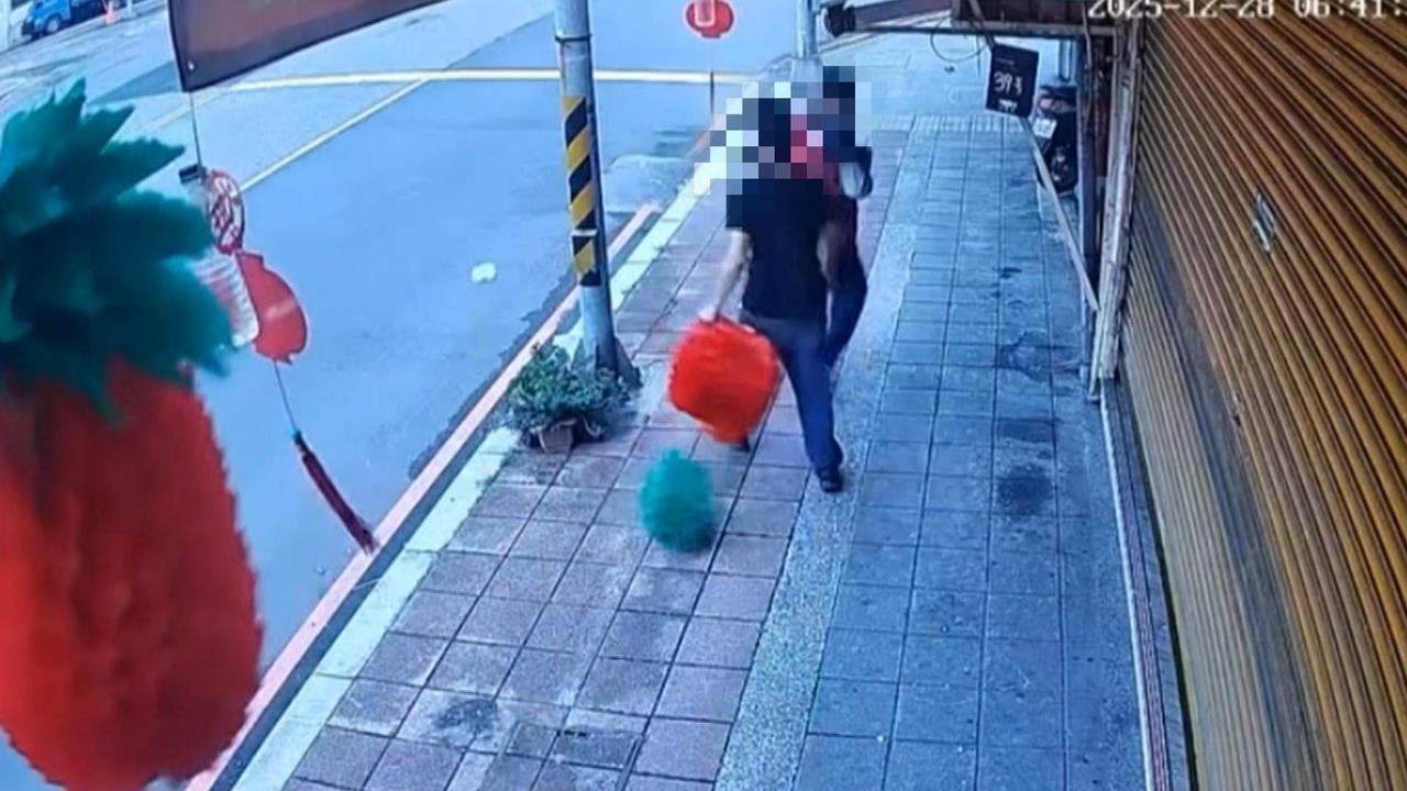 鳳梨彩球遭扯下亂扔 水果店"祭懸賞"抓凶手