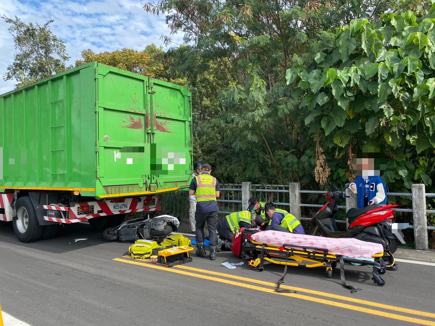 跨年前夕噩耗！台中女大生騎車碰撞貨車　搶救不治