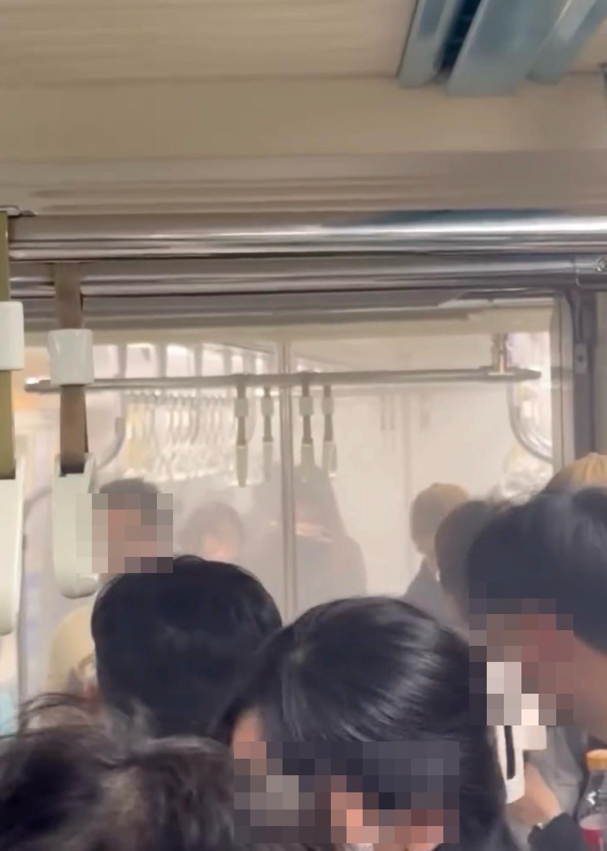 北捷板南線車廂內行動電源自燃　噴滅火器白煙密布