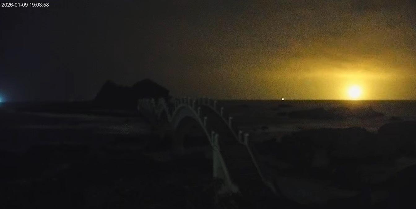 F-16飛官辛柏毅失聯！海上搜救照明彈不停歇　三仙台「鏡頭君」全直擊