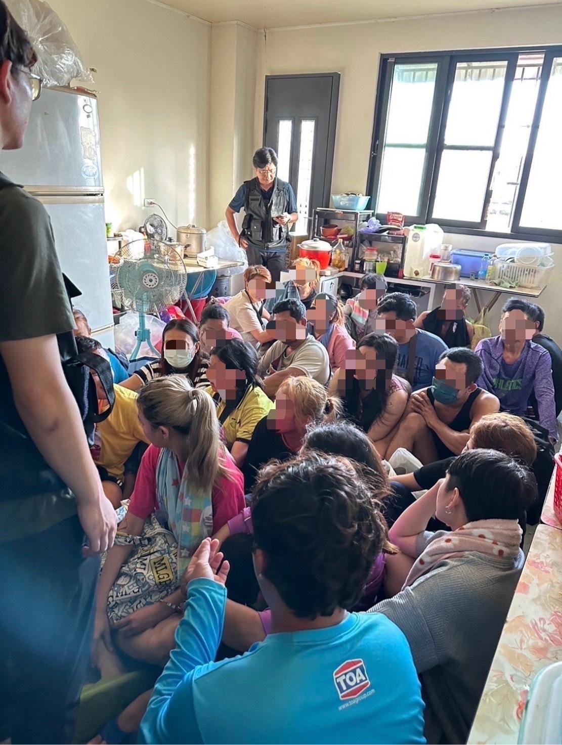 深夜國道狂飆！非法仲介廂型車塞逾10移工年撈500萬　遭判刑