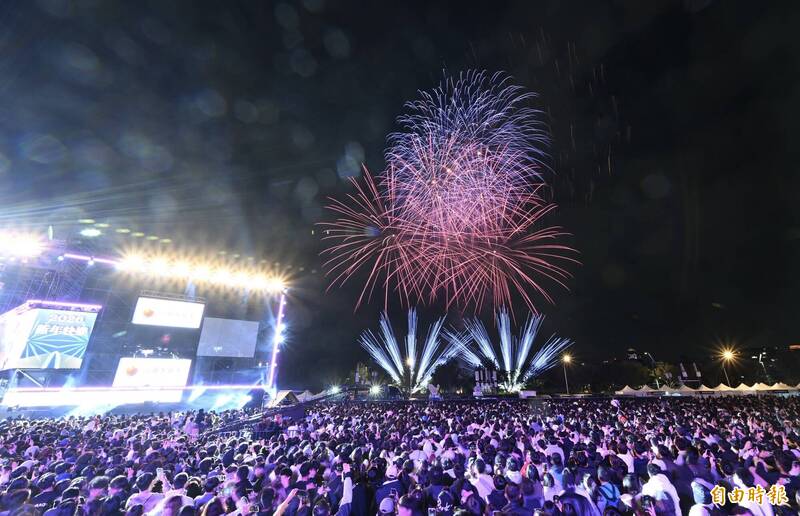 台中跨年蕭敬騰壓軸 180秒焰火嗨翻30萬人