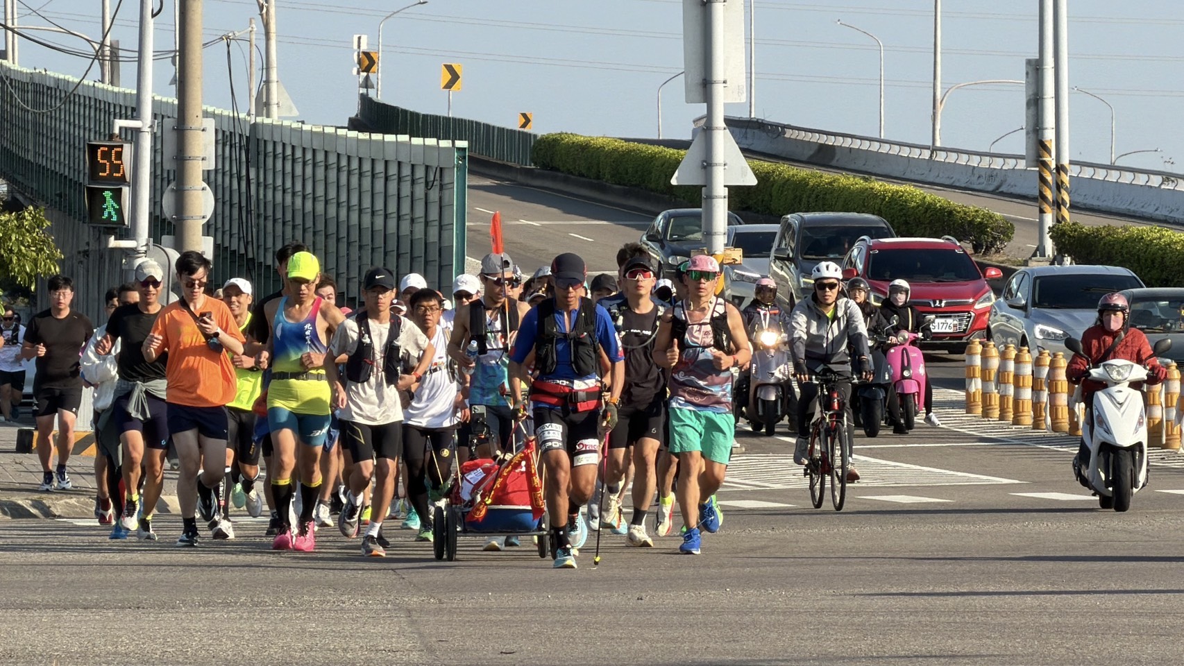 超馬》陳彥博完成黑色超跑環台訓練433公里8天挑戰　不畏強烈寒流！高雄美術館迎來終點喝采