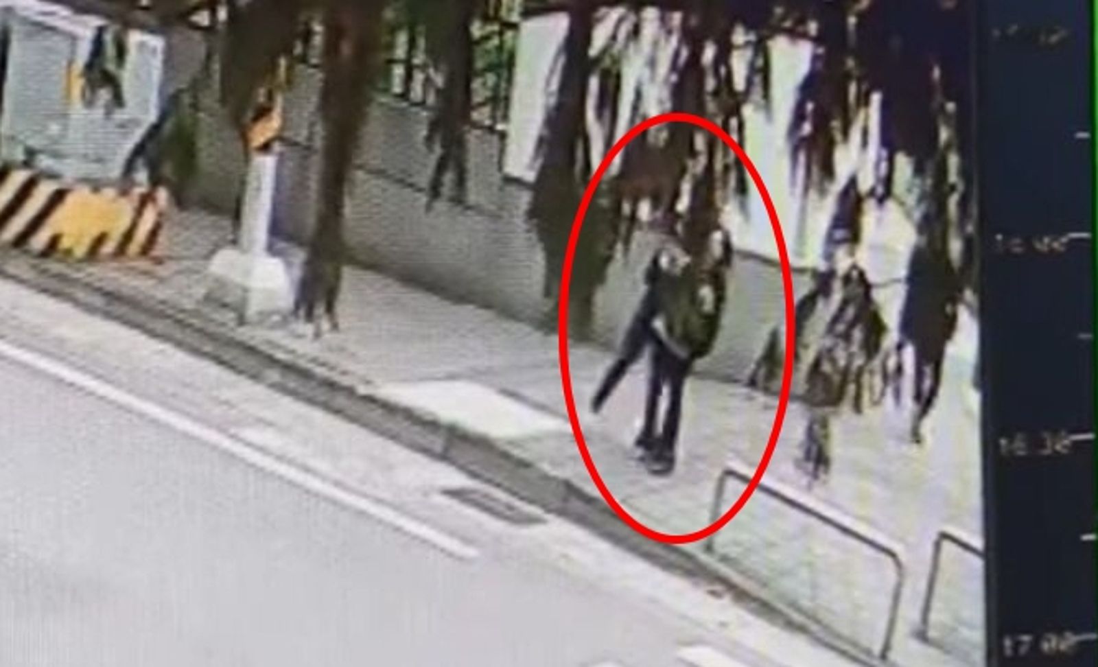 校門口隨機攻擊...桃園女童遭20歲陌生女「勒脖拖行」臉色慘白　監視器畫面曝光