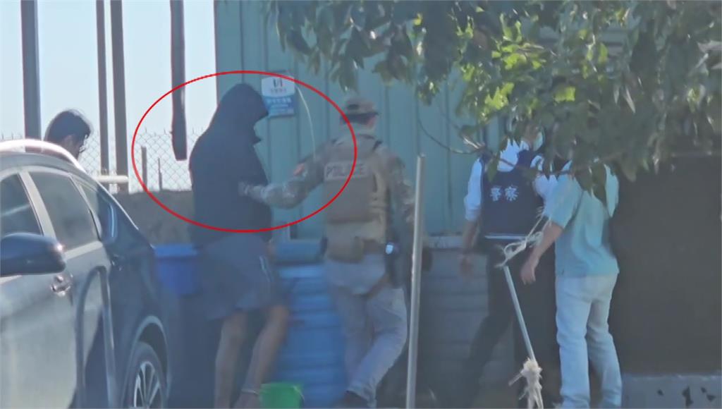 東港警匪衝突！槍砲犯拒捕開車衝撞 警連開數十槍逮人