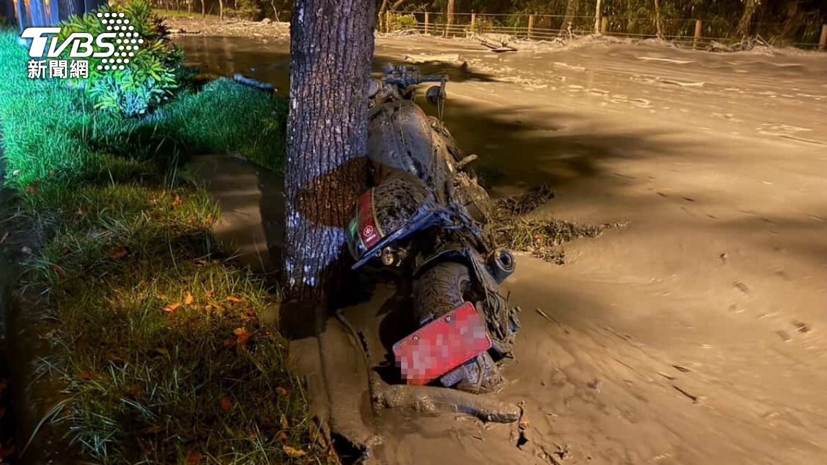 趕幫媽媽慶生　騎士摔車遭泥流沖走　軍...