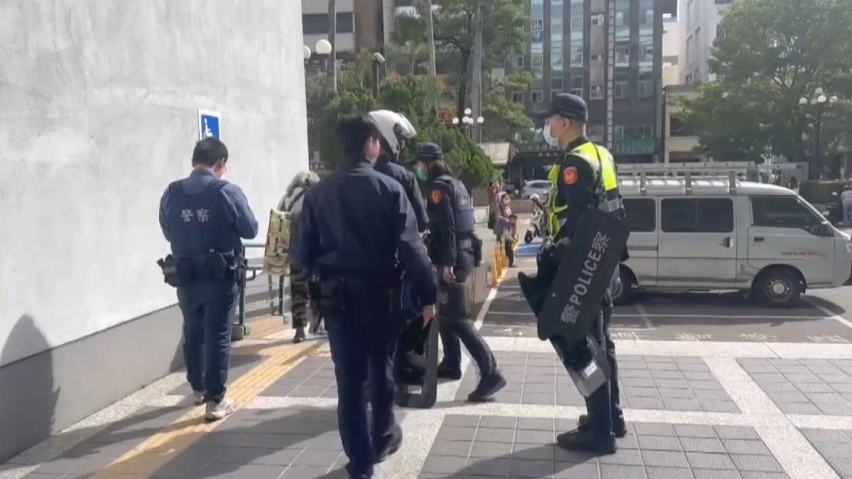 女持菜刀進法院過X光機被攔　14警急馳援　她稱：朋友要教切菜