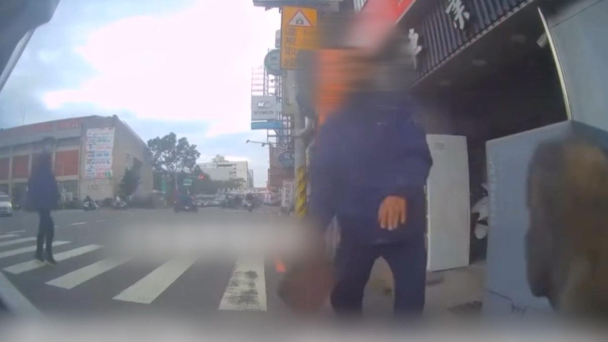 台南「在地NPC」！詭異男突叫囂、揮舞鐵片　嚇壞女騎士