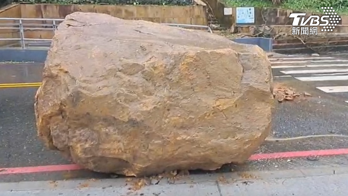 基隆情人湖巨石崩落！5噸落石「佔據整車道」　基隆市府：延伸防落石柵欄