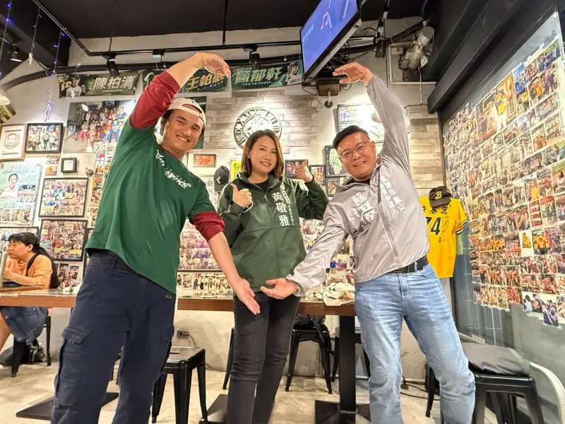 黃敬雅、蘇致榮：頒發台鋼魔鷹「榮譽市民」