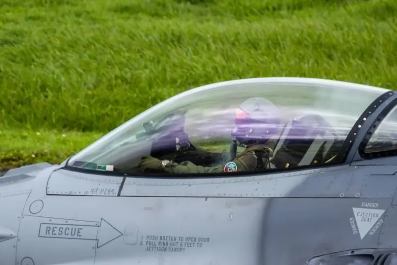 飛官沒防寒衣不等於草菅人命　他批藍炒作