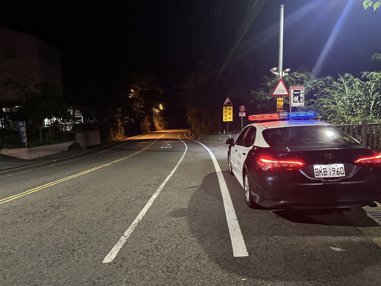 未掛車牌深夜上路！白目機車猴2度「翹孤輪」想耍帥…卻付出慘痛代價