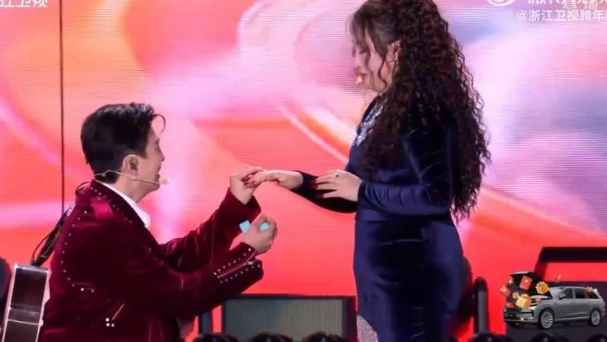 不是橋段！男星跨年舞台驚喜下跪求婚女友　「浪漫激吻」全民見證