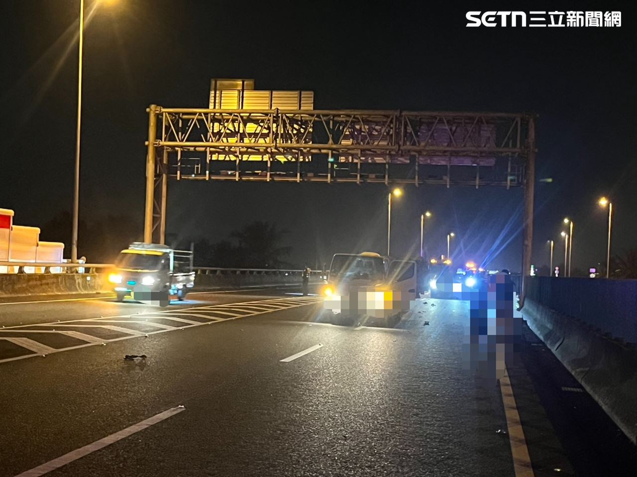 快訊／逆向上國道！小貨車迎面撞上　機車成「ㄑ字」卡車頭騎士慘死