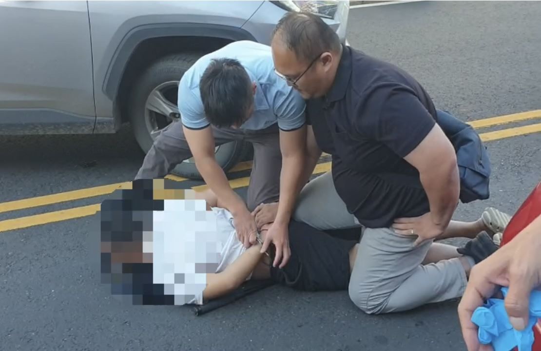 屏東警街頭打詐「凶狠破窗」畫面曝！車手「正面朝地」下場完蛋了