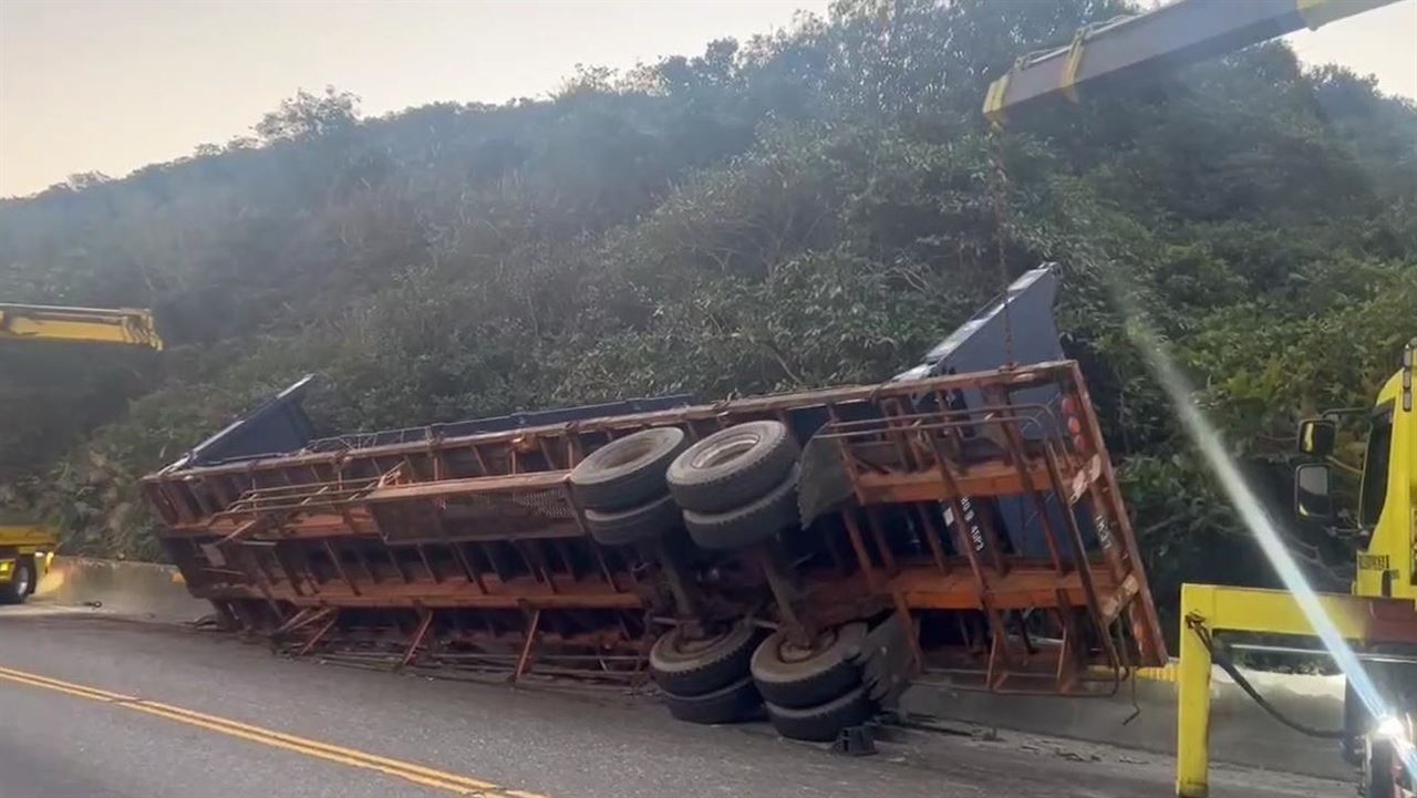 貢寮台2線清晨驚魂！曳引車不明原因「子車貨櫃翻覆」路邊護欄