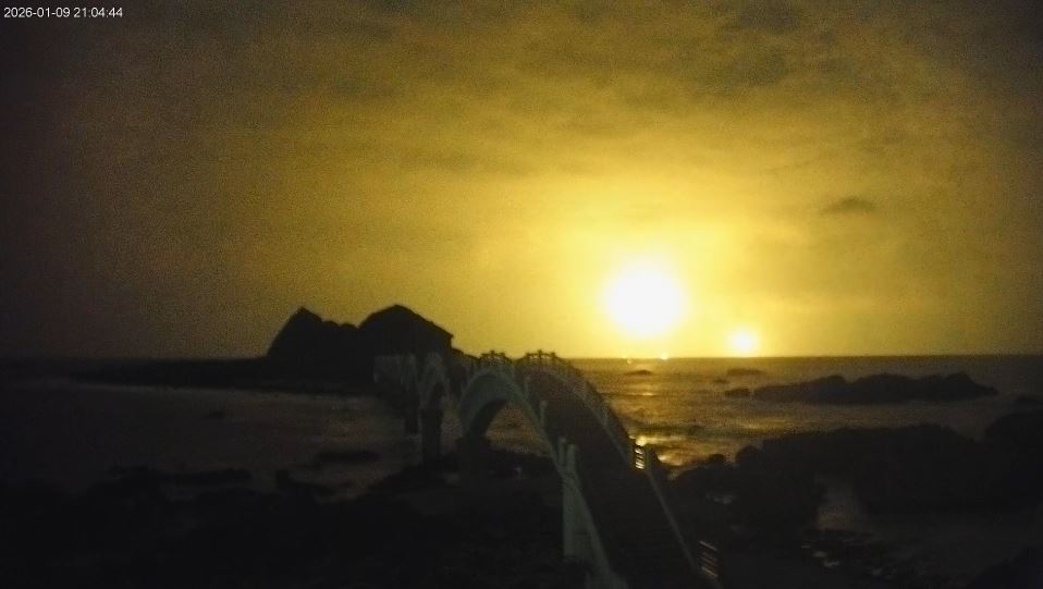 國軍續尋飛官辛柏毅！三仙台即時影像直擊海面照明彈