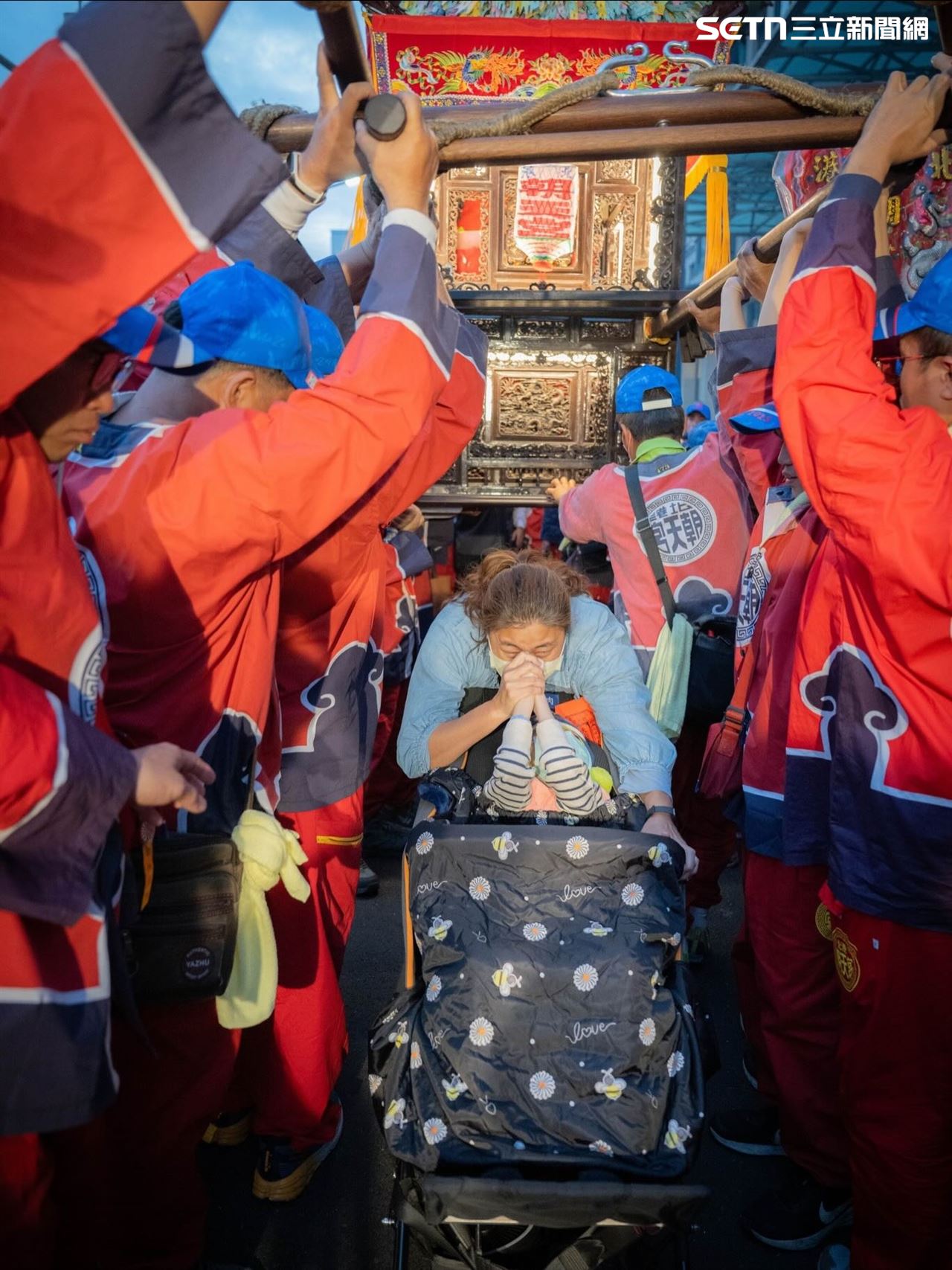 慈母推7歲腦麻兒…淚求保庇！北港黑面...