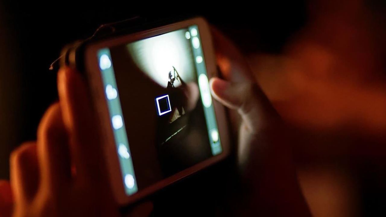 男網紅遇「女狂粉」尾隨、跟拍進醫院男廁！他偷拍片遭外流…氣到提告