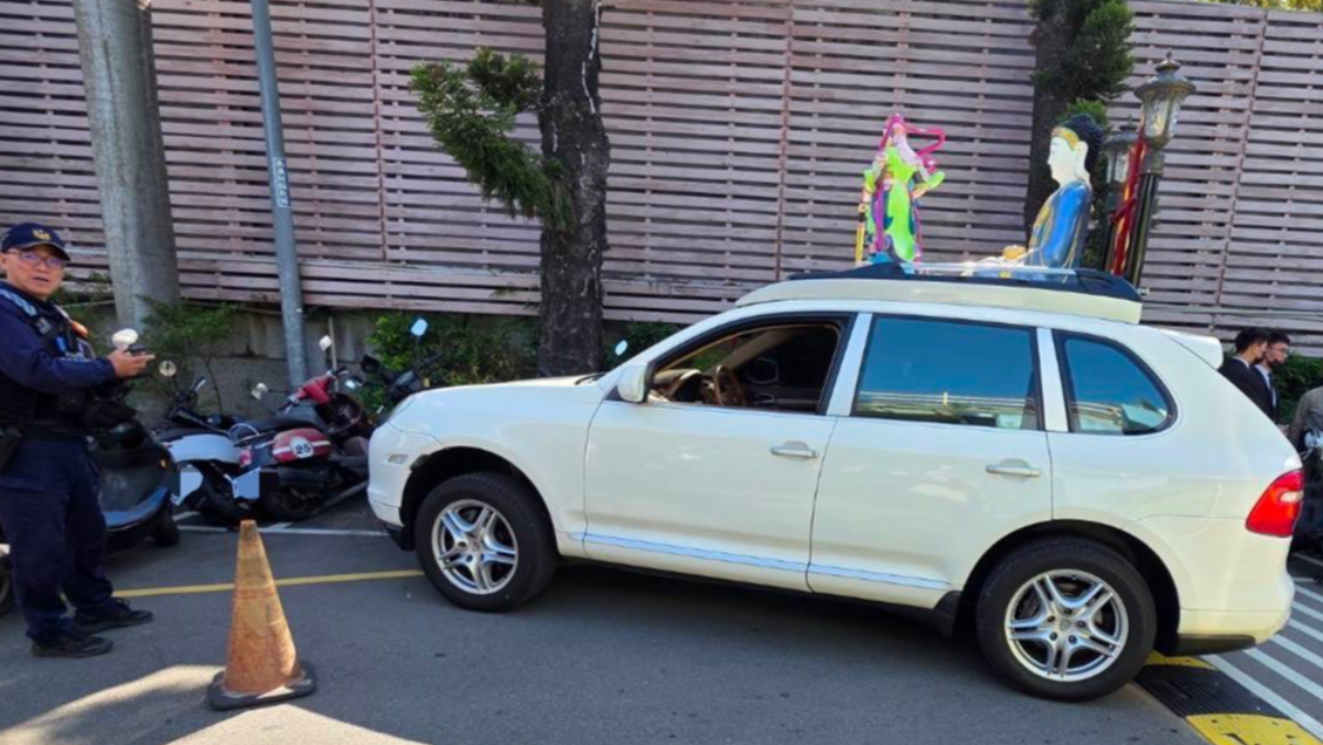 詭異！台中殯儀館「佛祖車」保時捷自己動了　連撞3人、6機車