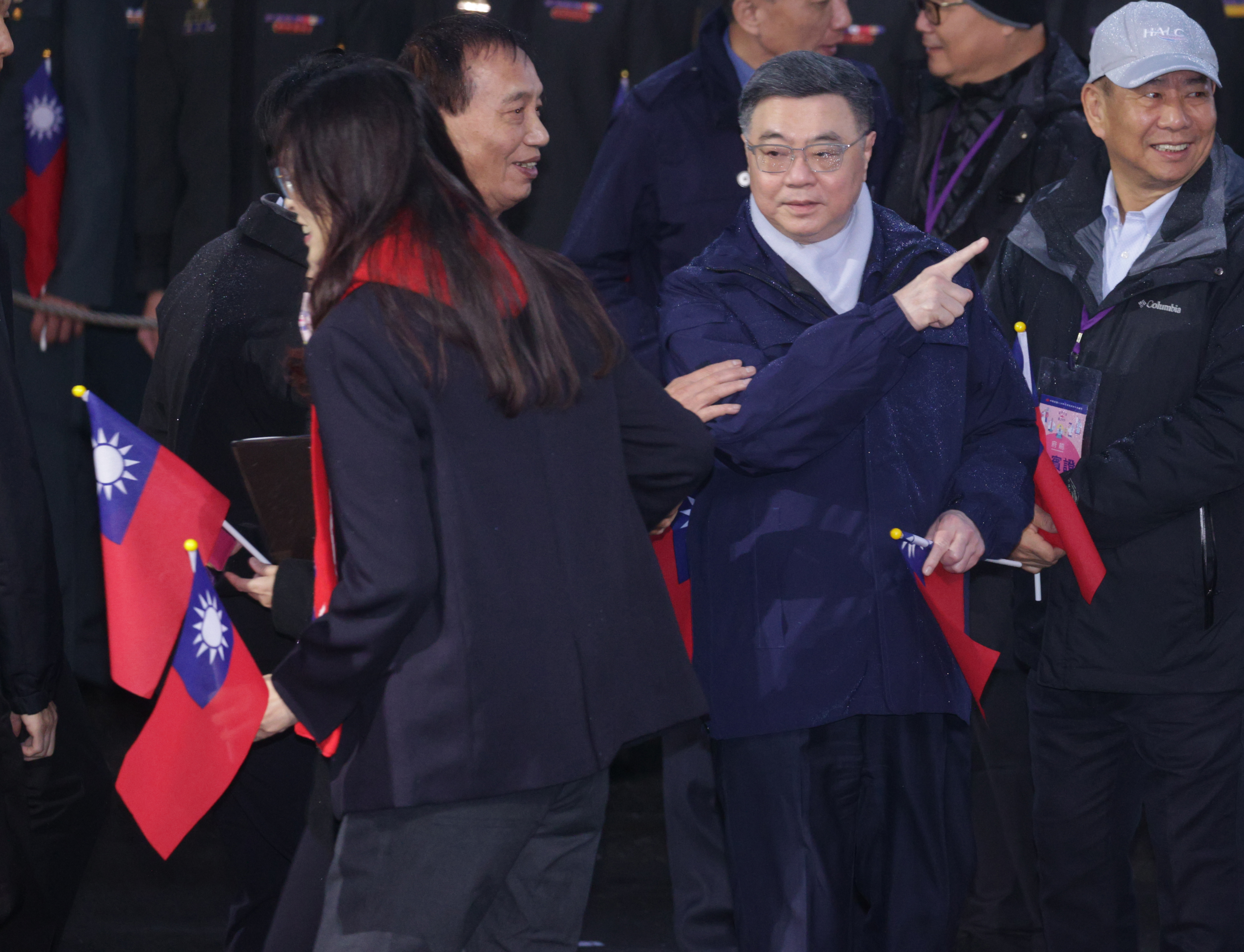 府前升旗 總統與韓國瑜握手、和鄭麗文零互動